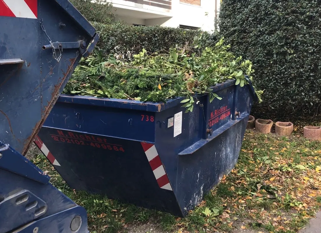 Ein Container voller Grünschnitt