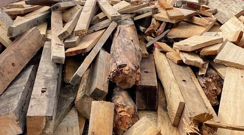 Bauabfälle, ein haufen Holz