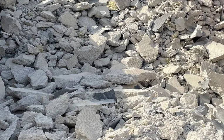Bauabfälle, ein haufen Ziegel aus Beton