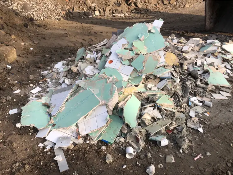 Bauschutt mit Anhaftungen auf einer Baustelle