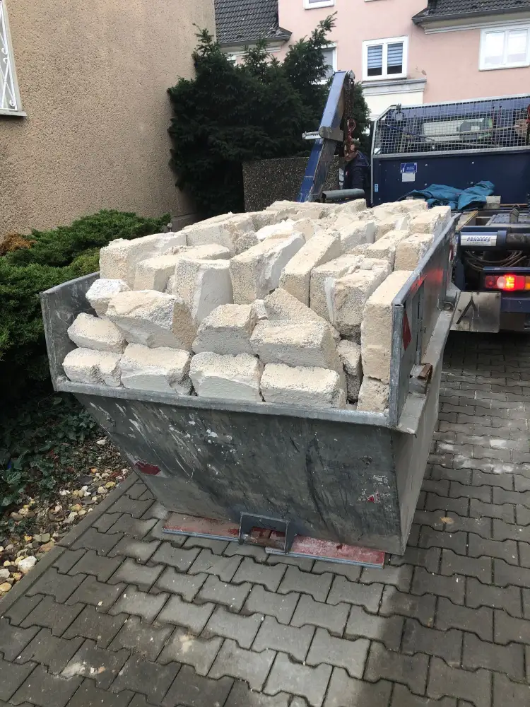 Verunreinigter Bauschutt in einem Container