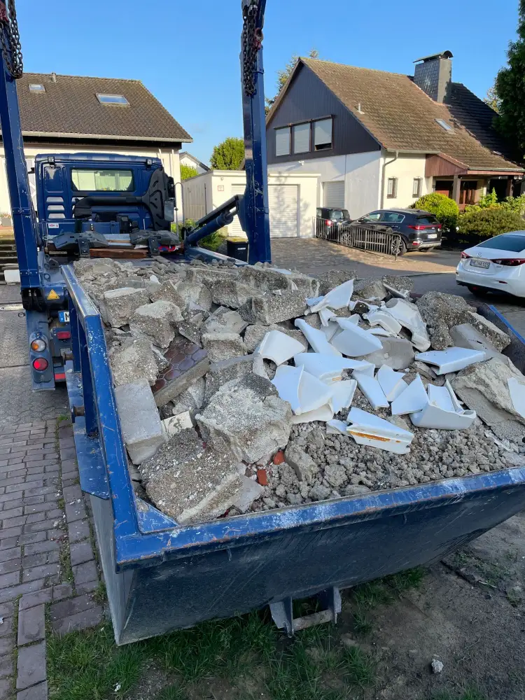 Ein Container beladen mit Bauschutt