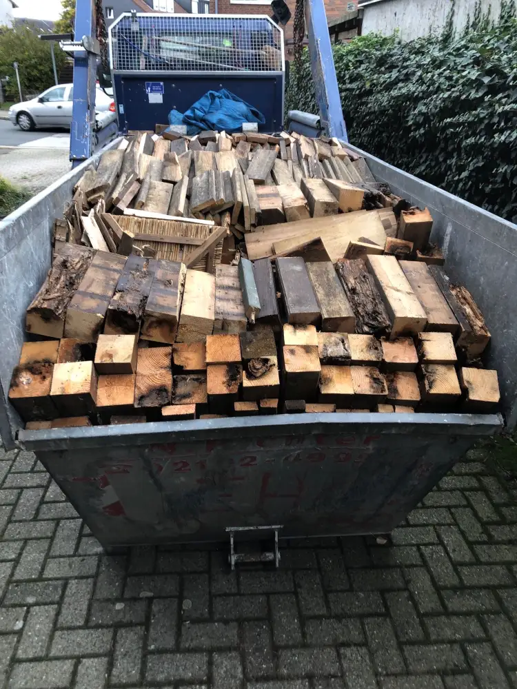 Holz A4 in einem Container