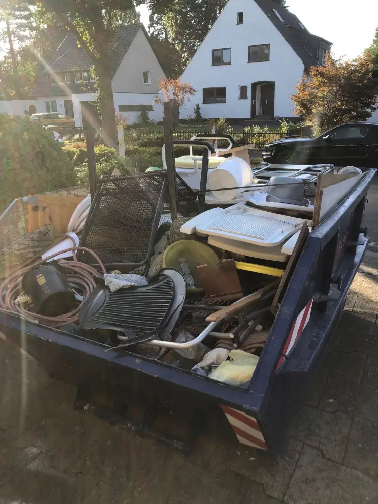 Ein Container beladen mit Sperrmüll