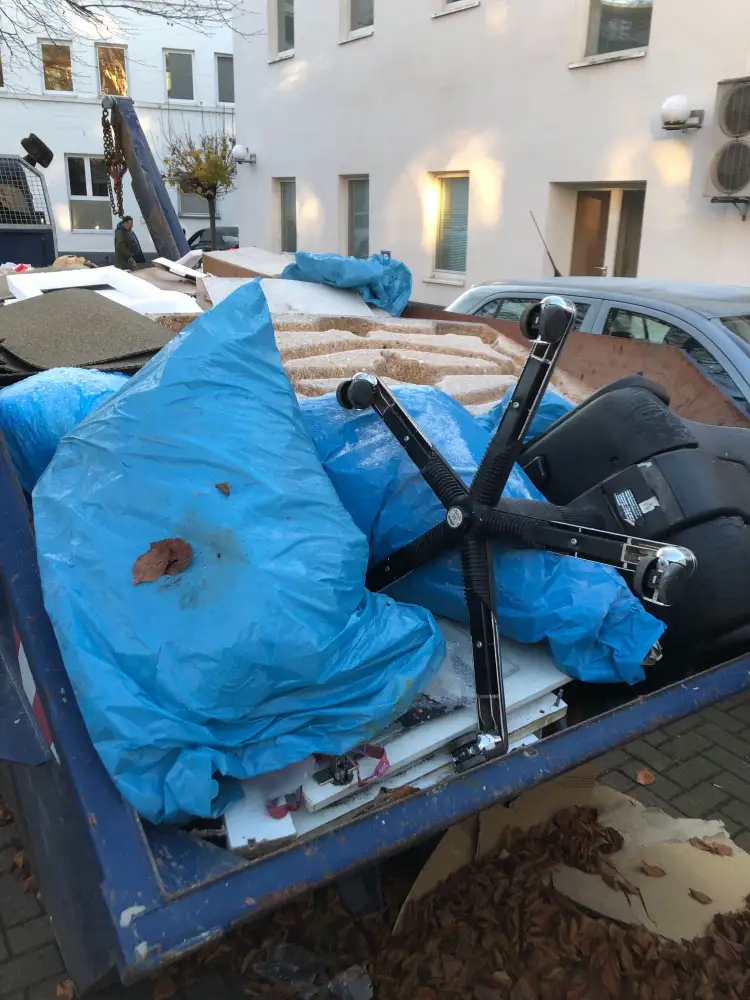 Ein Container mit Baumisch gefüllt