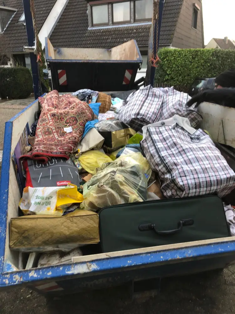 Verschiedene Baumisch Abfälle in einem Container