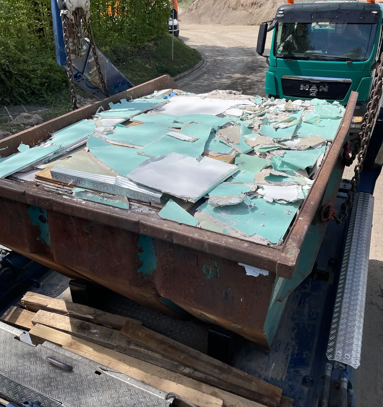 Ein Container mit Bauschutt aus Neuss