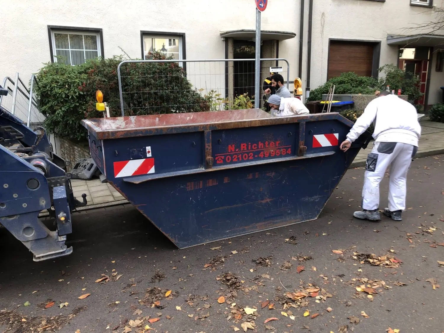 Menschen beim Befüllen eines Containers