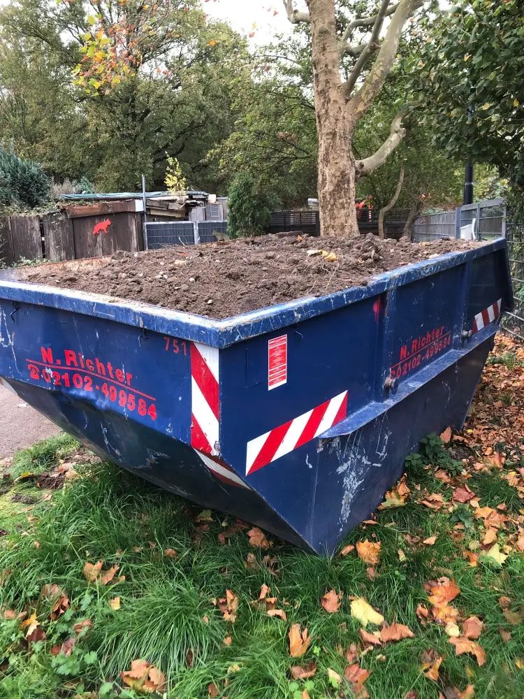 Container mit Boden ohne organische Betsandteile gefüllt.