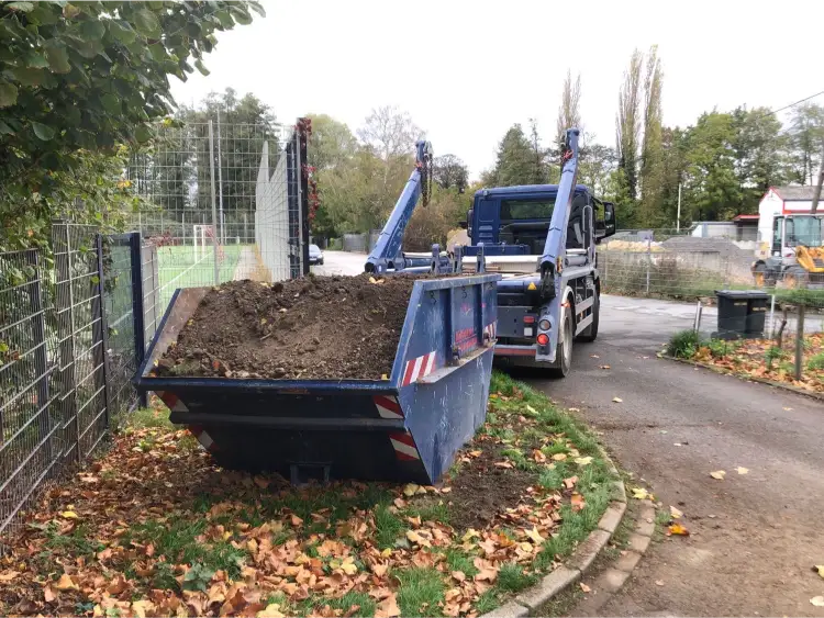 Ein mit Boden gefüllter Container wird abgeholt.