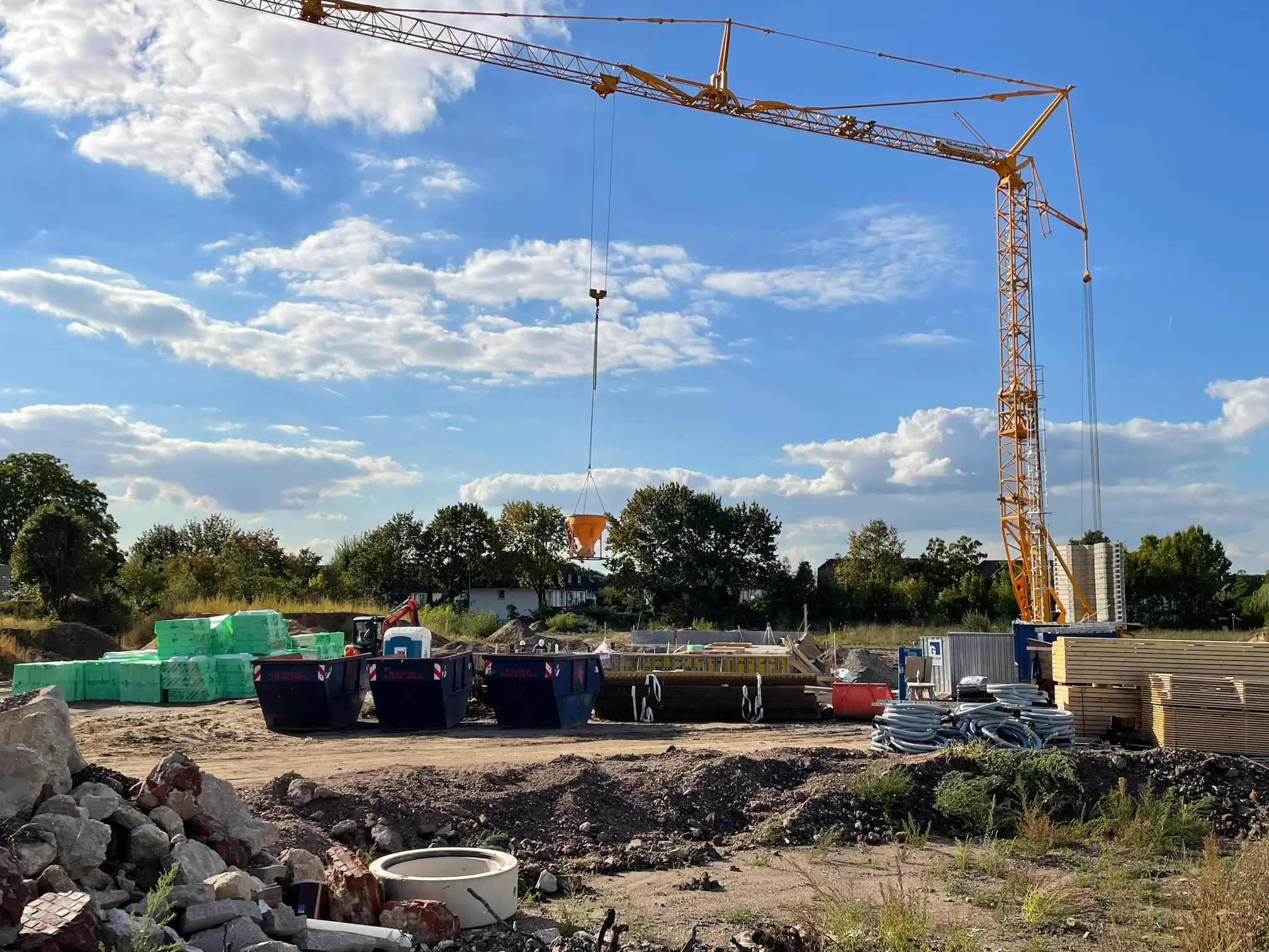 Richter Container im Einsatz auf einer Baustelle
