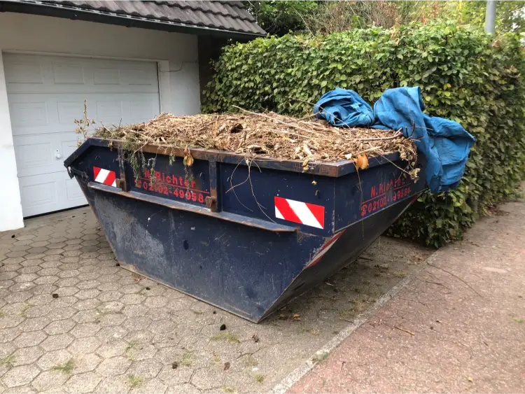 Ein Container beladen mit getrocknetem Grünschnitt