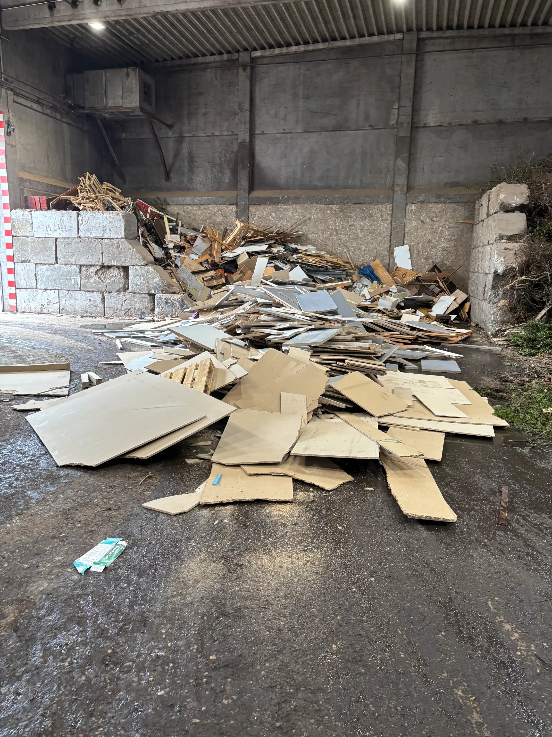 Ei nHalle voll mit Holzresten