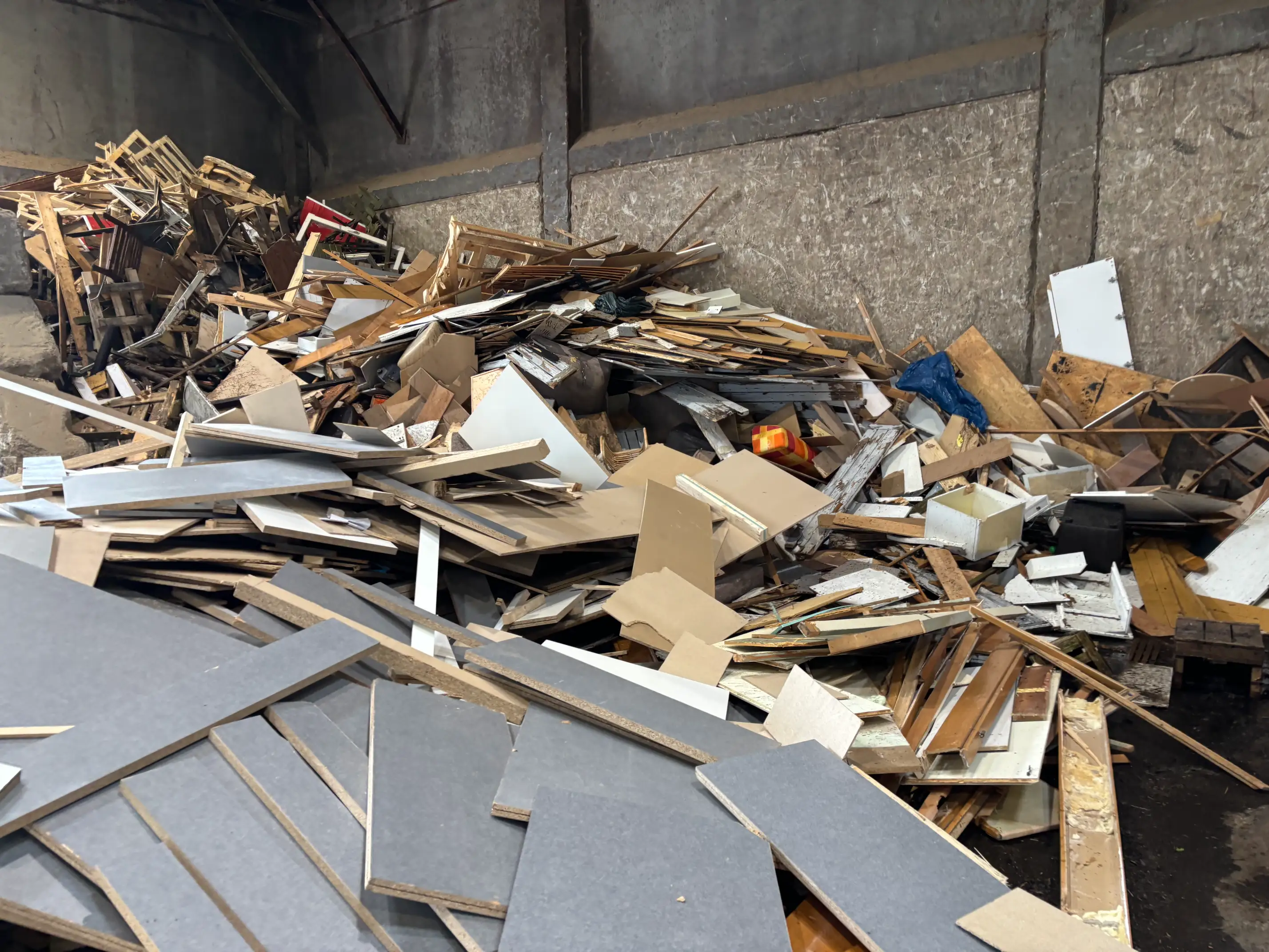 Holzreste in einer Halle