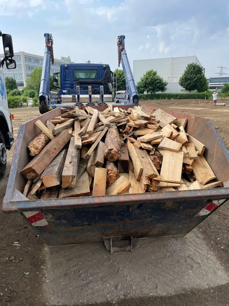 Holz der Klasse A1-A3 im Container