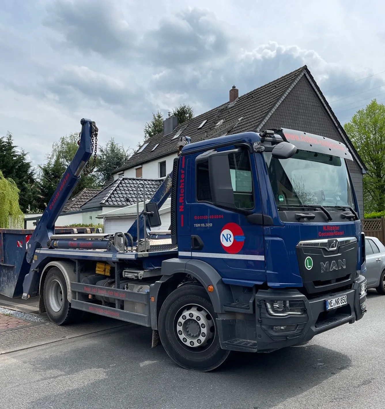 Ein LKW von Norber Richter Containerlogistik parkt in Mühlheim an der ruhr in der Einfahrt eines Kunden