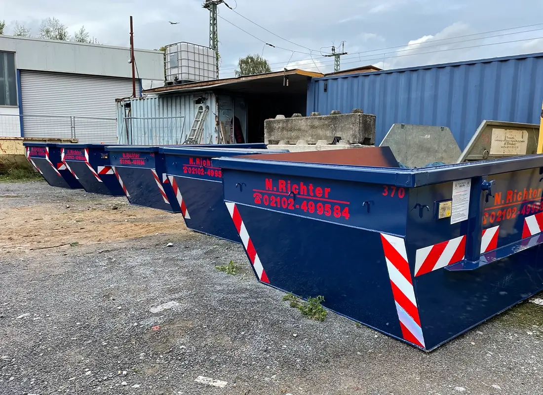 Vier Container auf einem Hinterhof