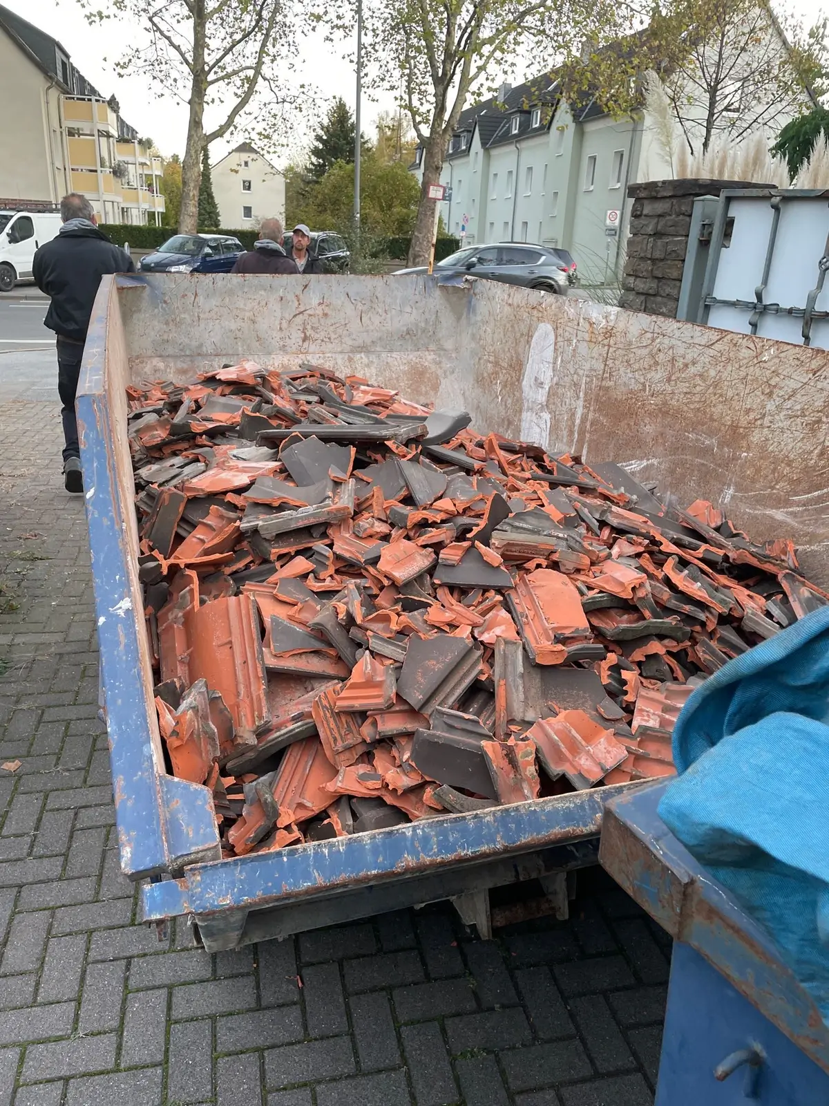 Ein Container mit Bauschutt
