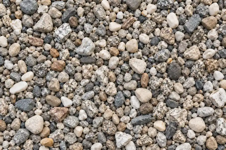 Füllkies mit gemischten runden Steinen