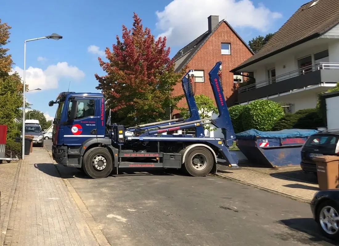 Eine Seitenaufnahme des LKWs von Container Richter