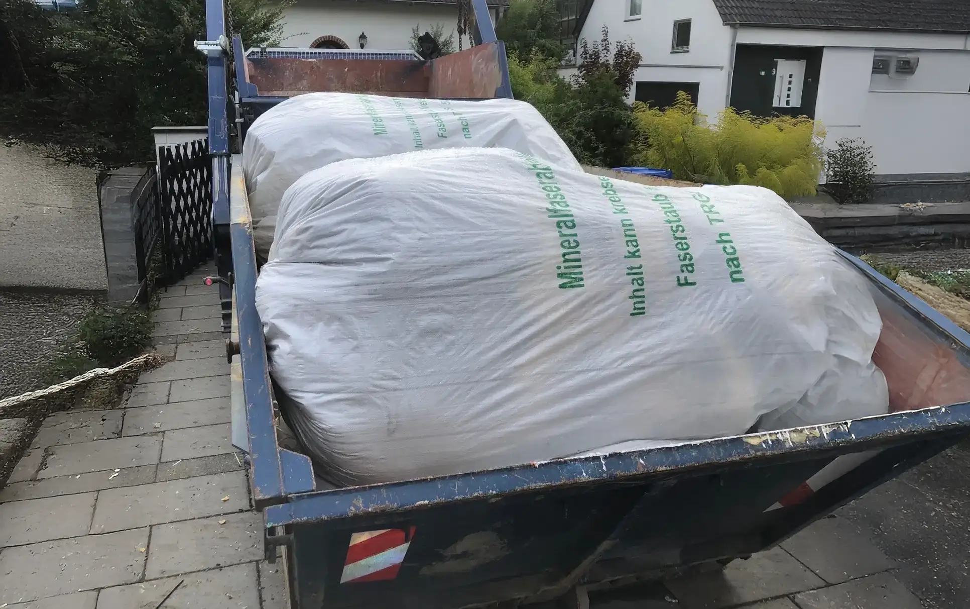 Ein Container beladen mit Glaswolle und zur Entsorgung im Big Bag