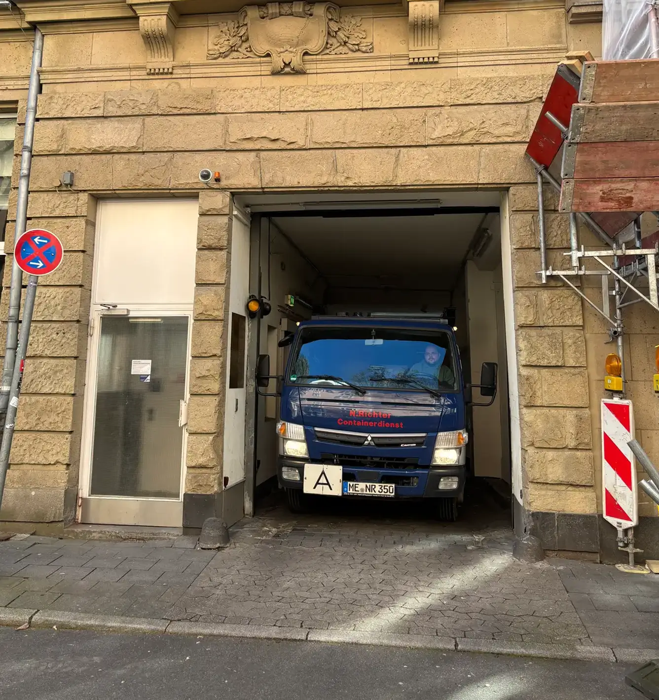 Ein Container beim ausparken in einer engstelle in Hilden