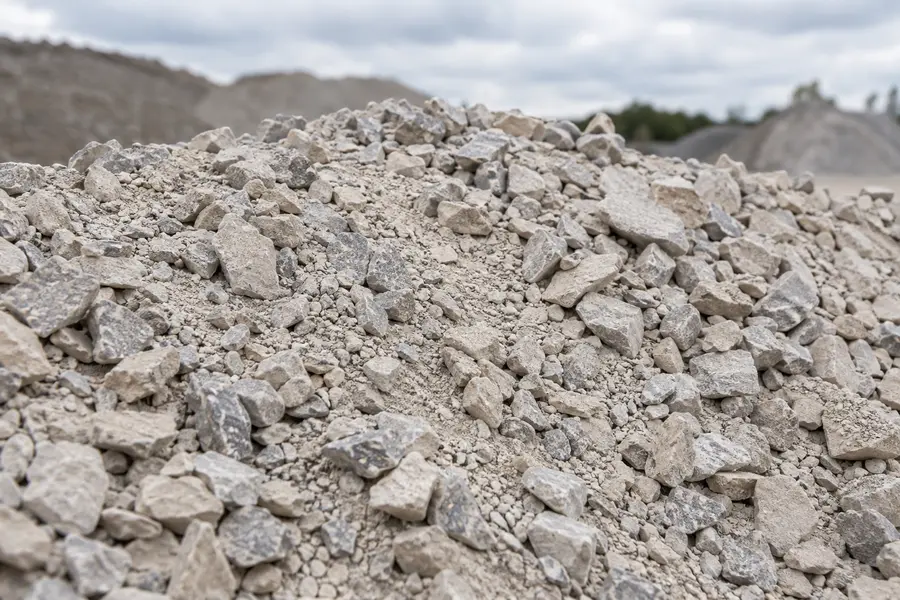 Halde mit Mineralgemisch und Schotter im Kieswerk