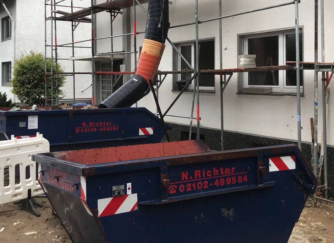 Ein LKW von Container Richter im Einsatz auf einer Baustelle