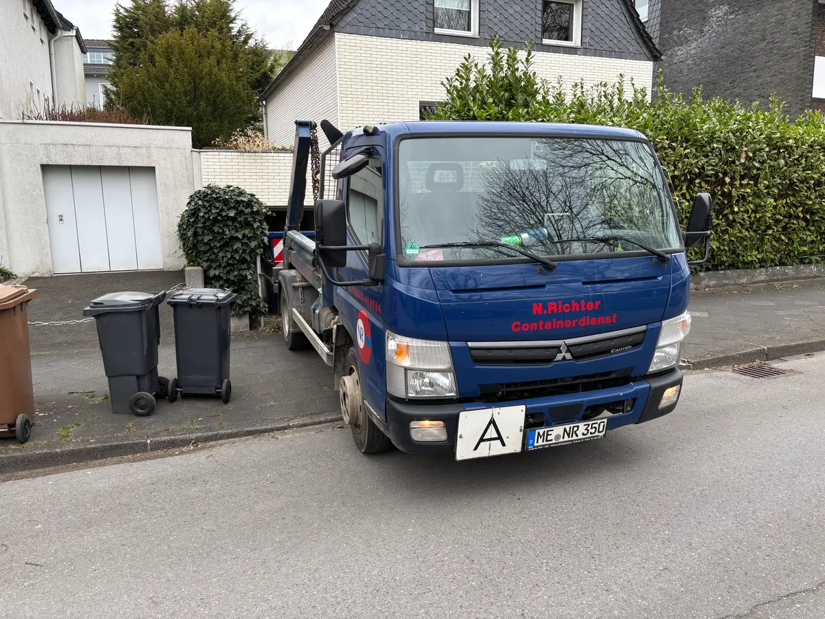 Ein Container wird in der Einfahrt eines Kunden abgestellt
