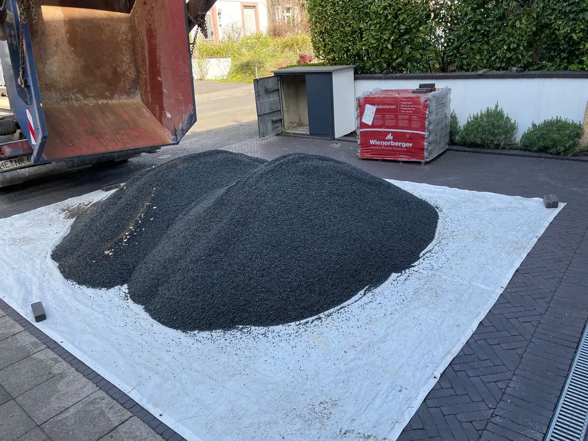 Ein Haufen Baustoffe wird abgeladen
