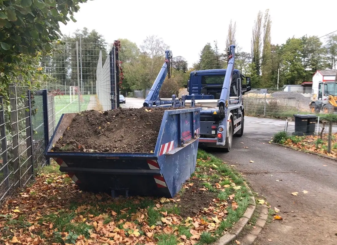 Ein LKW von Container Richter im Einsatz auf in einem Garten