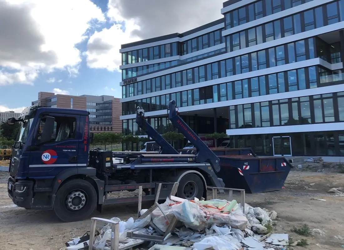 Ein LKW von Container Richter im Einsatz auf einer Baustelle