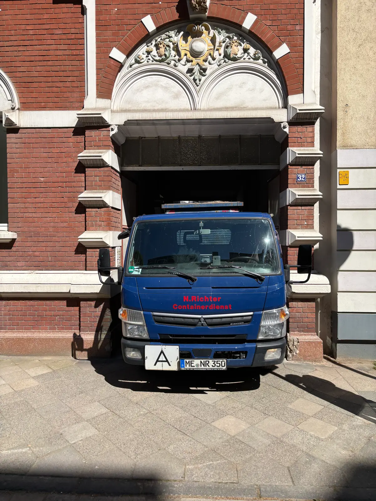 Ein LKW steht passgenau in einer Einfahrt